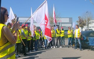 Streikende stehen vor der Filiale von Bäckerbub im Kreis. 