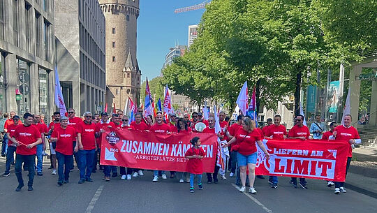 Fronttransparent der Demonstration zum Tag der Arbeit in Frankfurt