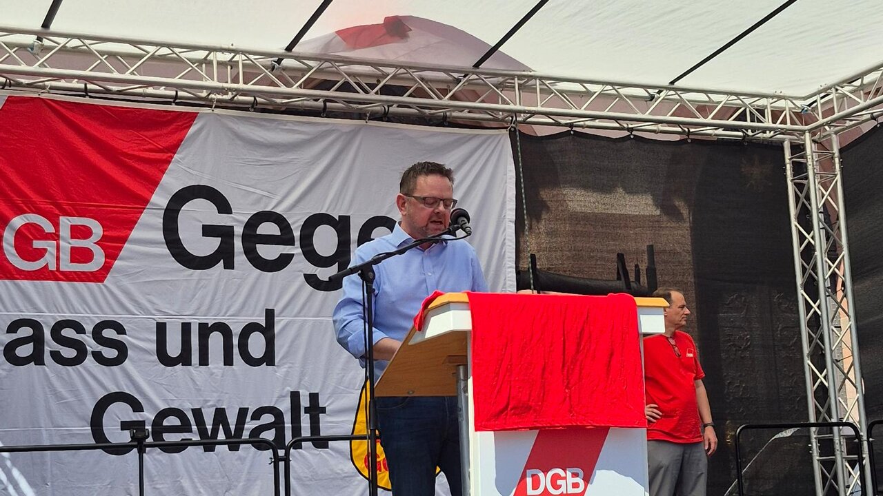 1_Mai_2025_Guido_Zeitler Guido Zeitler steht auf einer Bühne und hält eine Rede.