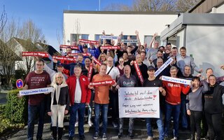 Teilnehmende eines Seminars im BZO haben sich zu einem Solidaritäts-Gruppenfoto für die Beschäftigten bei Nestlé vor dem BZO versammelt.