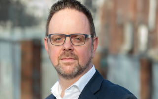 Guido Zeitler im Portrait schaut direkt in die Kamera
