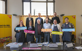 Beschäftigte aus Brotindustrie und Bäckerhandwerk stehen für ein Gruppenbild zusammen.