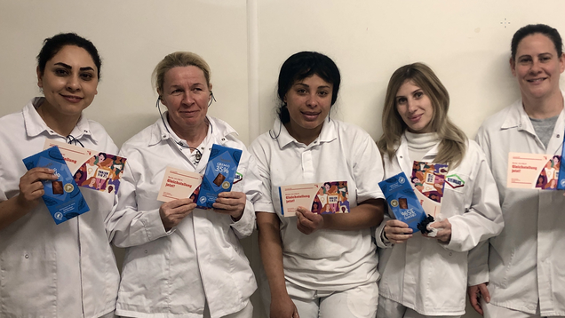 Fünf Frauen halten die Frauentagsflyer der NGG in die Kamera. 