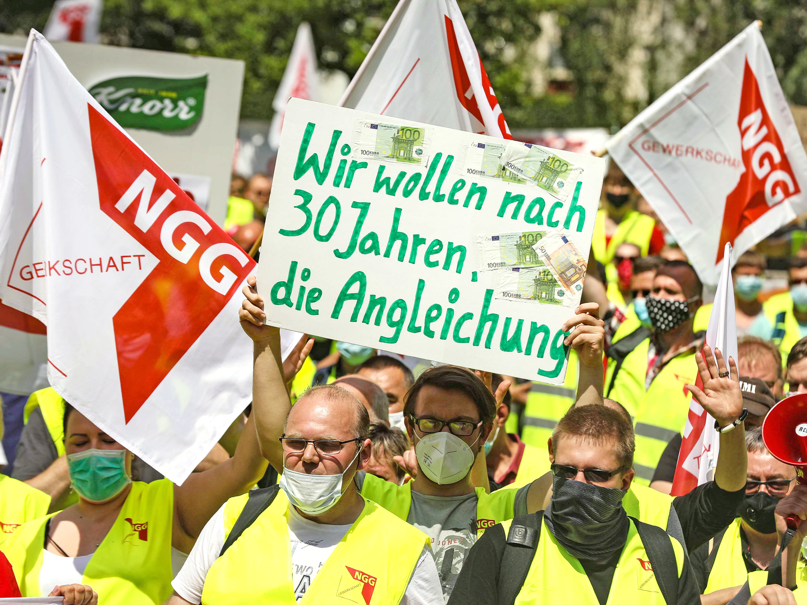Wir reißen die Lohnmauer ein!