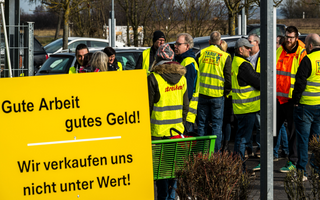 Streikende in gelben Warnwesten. 
