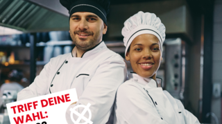 Ein Koch und eine Köchin lächeln in die Kamera.