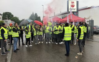 Beschäftigte der Dönerfabrik Birtat stehen vor dem Werk und streiken. 