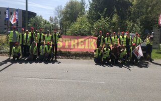 Beschäftigte von Vilsa stehen für ein Gruppenfoto zusammen. 