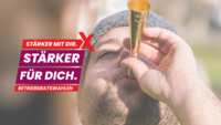 Ein Mann bläßt in eine Tröte. Darüber liegt das Logo der Betriebsratswahlen 2026, das lautet: "Stärker mit dir. Stärker für dich."