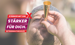 Ein Mann bläßt in eine Tröte. Darüber liegt das Logo der Betriebsratswahlen 2026, das lautet: "Stärker mit dir. Stärker für dich."