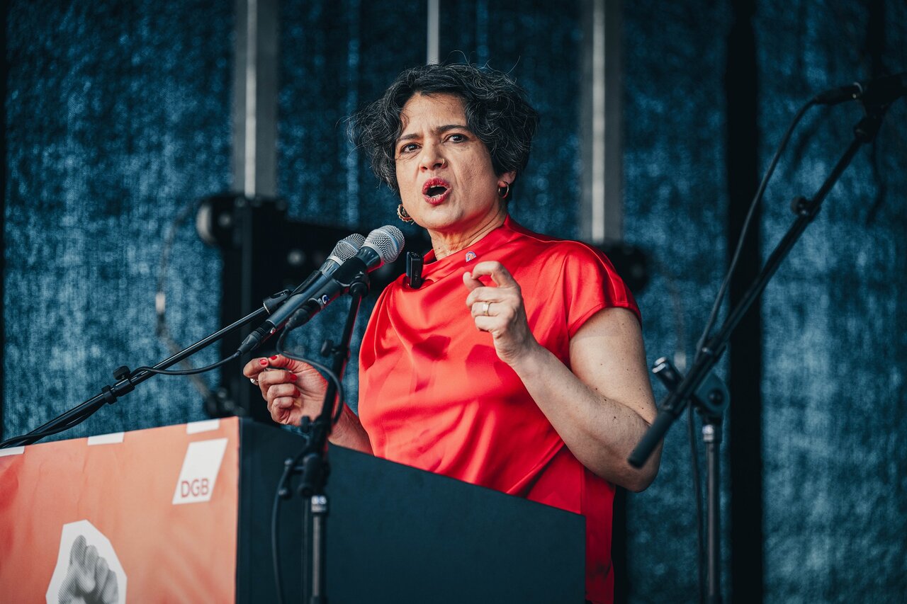 Tanja Chawla, DGB-Vorsitzende Hamburg, spricht auf der 1. Mai Demo 