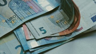 Mehrere Euroscheine.