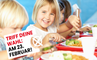 Kinder beim Mittagsessen.