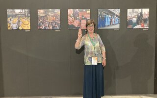 Cecilia Brighi auf dem Kongress der italienischen NGG-Schwestergewerkschaft FAI CISL Anfang Juni,  vor ihrer eindrucksvollen Fotoausstellung zu Myanmar.
