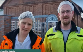 Eine Frau und ein Mann schauen stehen nebeneinander und schauen betrübt in die Kamera.