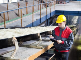 Transport von Zucker auf der Produktionslinie, Arbeitnehmer schreibt die Qualitätsinformationen