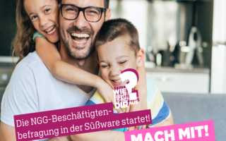 Ein Vater mit zwei Kindern. Alle sehen glücklich aus. 