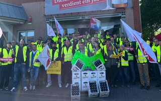 Beschäftigte der Berliner Brauerei Berliner Kindl-Schultheiss stehen vor dem Werk. 